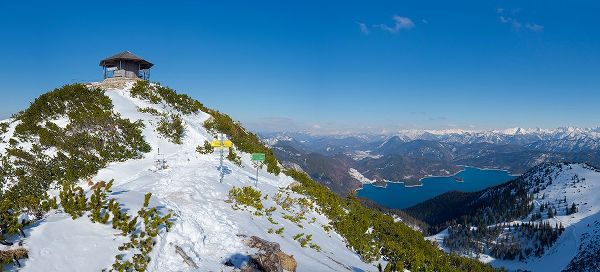 Zwick, Martin 아티스트의 Summit of Mt-Herzogstand with pavilion near lake Walchensee during winter in the Bavarian Alps-Germ작품입니다.